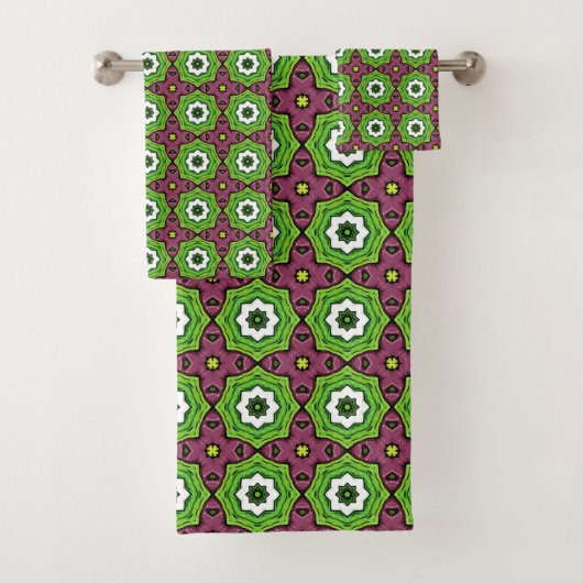 Serviette à motif géométrique vert, violet et blan (En situation)