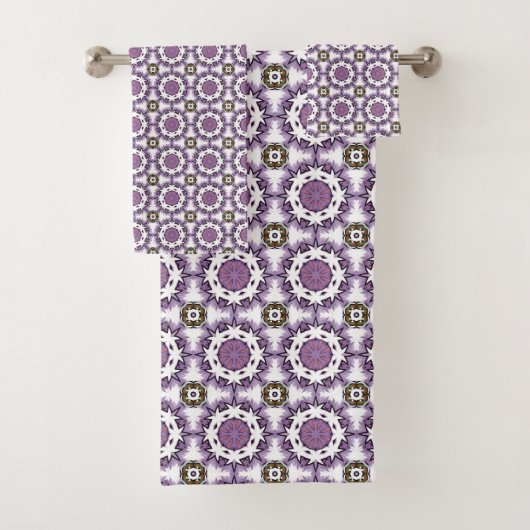Serviette à motif mandala géométrique violet et bl (En situation)
