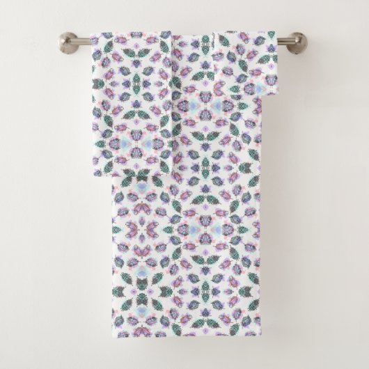 Serviette avec motif floral et géométrique complex (En situation)