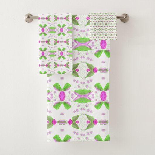 Serviette blanche avec roses chaudes (En situation)