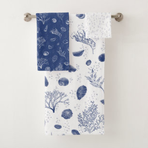 Serviette blanche et marine - coquillages et algue