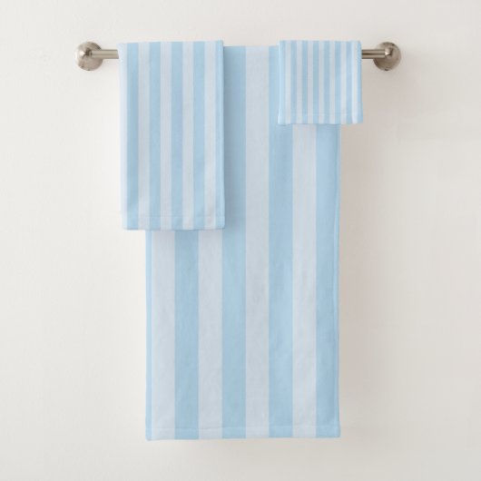 Serviette de bain à rayures bleues (En situation)