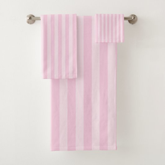 Serviette de bain à rayures roses (En situation)