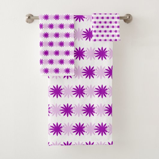 Serviette de bain Abstraite de lavande violette (En situation)