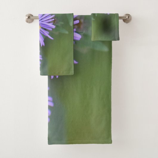 Serviette de bain aux fleurs violettes (En situation)