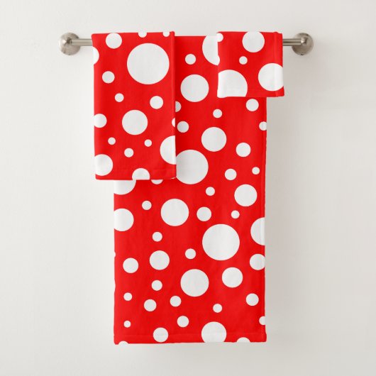Serviette de bain aux points rouges (En situation)