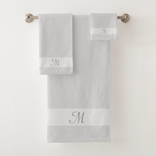 Serviette de bain avec monogramme sur nuances de g (En situation)