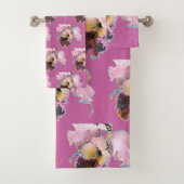 Serviette de bain avec orchidées en rose (En situation)
