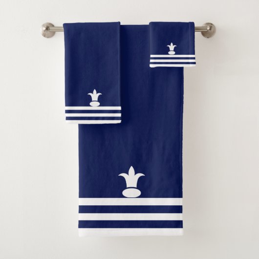 Serviette de bain blanche avec fleur de lis et ray (En situation)