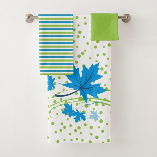 Serviette de bain bleu et vert feuille en érable (En situation)