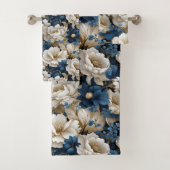 Serviette de bain chic moderne aux fleurs bleues e (En situation)