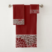 Serviette de bain dahlias rouge et argent (En situation)