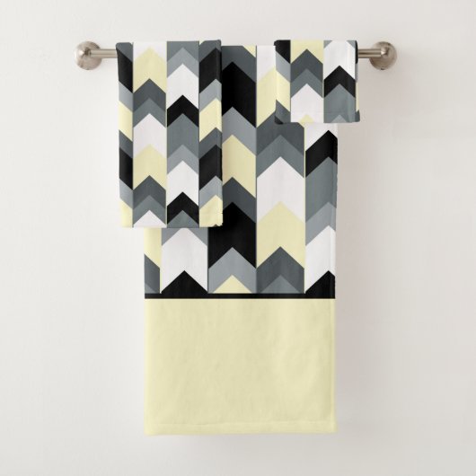 Serviette de bain en chevron noir, gris, jaune (En situation)