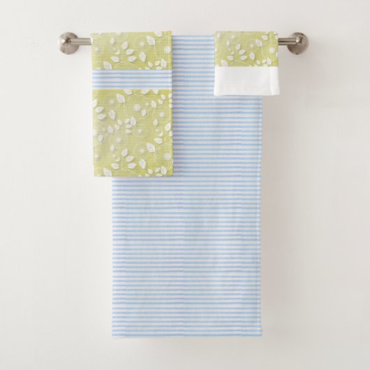 Serviette de bain jaune et bleu. (En situation)