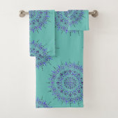 Serviette de bain Mandala bleu turquoise peinte en (En situation)
