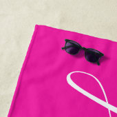 Serviette de bain rose chaud personnalisée (En situation)