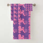 Serviette de bain rose pourpre (En situation)