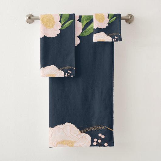 Serviette de bain set bébé rose Cosmos sur Navy (En situation)