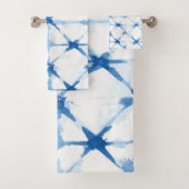 Serviette de bain Triangle Shibori Blue Tie Dye (En situation)