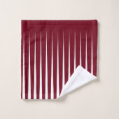 Serviette de conception triangulaire en plis rouge (Gant de toilette)