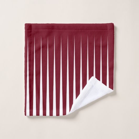 Serviette de conception triangulaire en plis rouge (Gant de toilette)