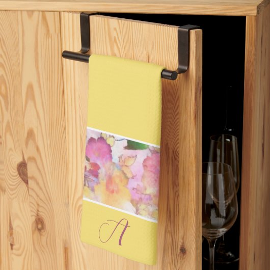 Serviette de cuisine à monogramme floral pastel (Pliage en tiers)
