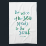 Serviette de cuisine de citation de mer<br><div class="desc">"La voix de la mer parle à l'âme." Comporte la citation du réveil de Kate Chopin "" dans une police de traçage et des tonalités rêveuses d'aquarelle de seaglass. Perfectionnez pour des amants de plage,  des maisons de plage,  ou n'importe qui qui se sentent inspirées par l'océan !</div>