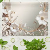 Serviette de cuisine florale blanche ornée (Plié)