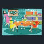 Serviette de cuisine hebdomadaire de jeu de carte<br><div class="desc">Cette serviette de cuisine hebdomadaire de jeu de carte des rétros femmes comporte un dessin de bande dessinée de quatre femmes modernes de la moitié du siècle à une partie de poule. Elles ont une vie sociale dans une salle à manger élégante. Sur un mur de briques de turquoise et...</div>