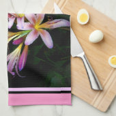 Serviette de cuisine Lily noire et rose (Quart Plié)