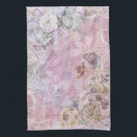Serviette de cuisine Vintage et fleurie<br><div class="desc">Joli design dans un style de collage shabby légèrement déprimé avec des mailles en dentelle,  des pansies et des fleurs d'aile,  et une bordure de défilement gravée blanc cassé sur un arrière - plan en diamant arlequin avec des textes manuscrits subtils dans les tons lilas,  rose et gris.</div>