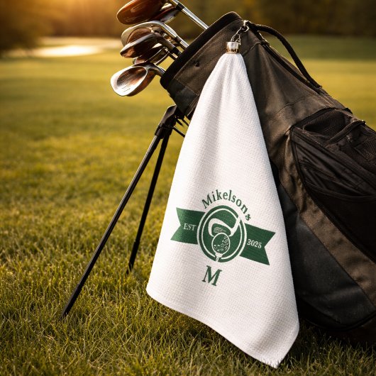 Serviette De Golf Blason de monogramme de golf vert classique person