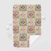 Serviette de golf carrelée Orange-Vert-Bleu (En situation)
