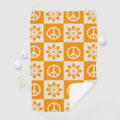 Serviette De Golf Checkered Orange Groovy Flowers and Peace Signs  (En situation)