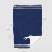 Serviette De Golf Cheval blanc personnalisé et trois bandes sur bleu (En situation)
