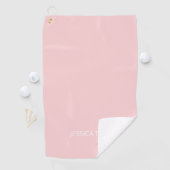 Serviette De Golf Élégant Monogramme moderne customisé Nom rose pâle (En situation)