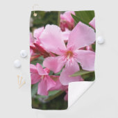 Serviette de golf florale à l'oléandre rose (En situation)