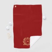 Serviette De Golf Gold Heraldic Shield Monogram On Deep Purple (En situation)