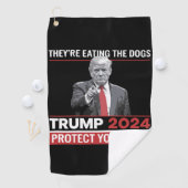 Serviette De Golf Ils mangent le débat Trump 2024 sur les chiens (En situation)