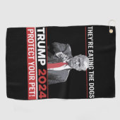 Serviette De Golf Ils mangent le débat Trump 2024 sur les chiens (Horizontal)