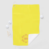 Serviette de golf jaune personnalisée avec initial (En situation)