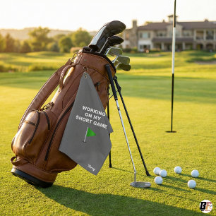 Serviette De Golf Je Travaille Sur Mon Jeu Court Drôle Drapeau Vert