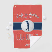 Serviette De Golf La vie est meilleure Citation Golf Monogramme Roug (En situation)
