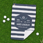 Serviette De Golf Logo personnalisé du club de golf<br><div class="desc">Parfait pour les papas,  les retraités ou toute personne qui aime le golf,  cette serviette de golf personnalisée à bandes bleu marine et blanc riche dispose d'un logo de balle de golf & clubs qui peut être customisé avec son nom,  année de naissance,  année de retraite ou année spéciale.</div>