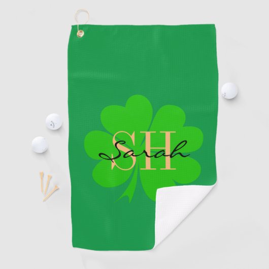 Serviette De Golf Lucky Irish Clover & Shamrock monogrammed / Golf (En situation)