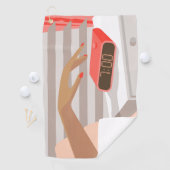 Serviette De Golf Main des femmes poussant le bouton snooze du révei (En situation)