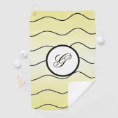Serviette De Golf Minimalist Calligraphy Initial Subdued Yellow (En situation)