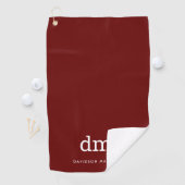 Serviette de golf Monogram Maroon avec texte blanc (En situation)