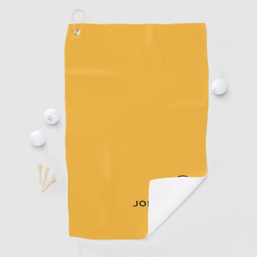Serviette De Golf Monogramme jaune moutarde moderne (En situation)