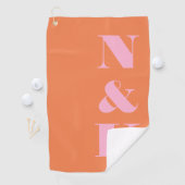 Serviette De Golf Monogramme moderne rose orange Personnalisé mariag (En situation)